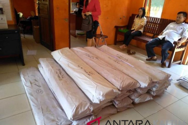 Spanduk DPD Menumpuk Di KPU Mahulu