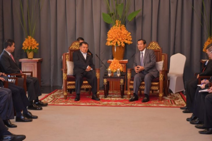 Kalla holds talks with Hun Sen