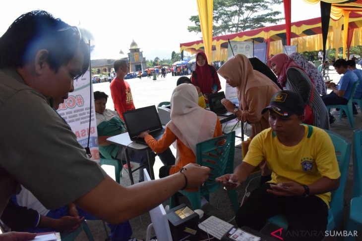 Gapura perbatasan Kota Bekasi yang rusak akibat angin diperbaiki