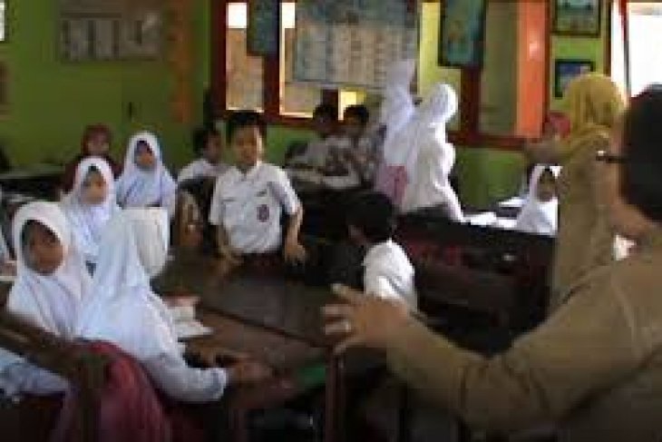 Pelajar Korban Tsunami Di Pandeglang Kembali Belajar