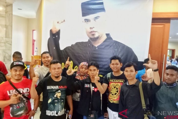 Baladewa berikan semangat kepada Ahmad Dhani