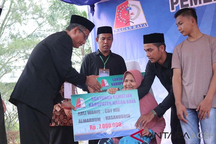 Pemkab Nagan Raya serahkan santunan kematian