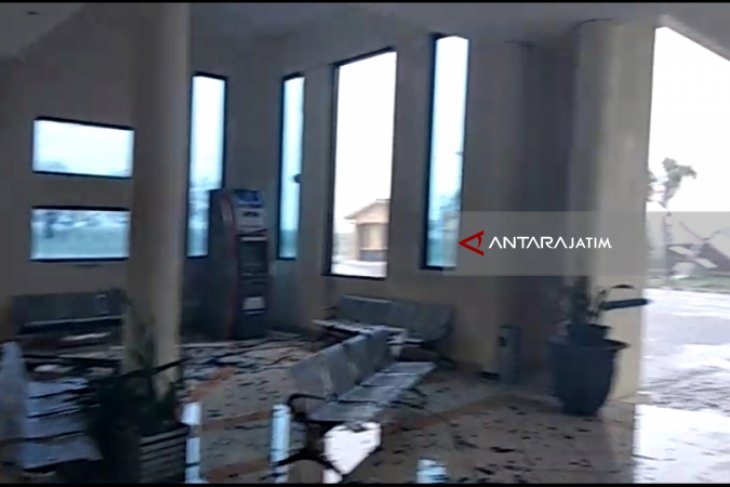 Angin Kencang Terjang Bandara Notohadinegoro Jember (Video)