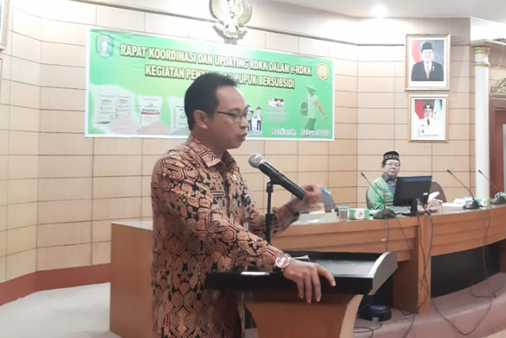 Pembagian pupuk bersubsidi melalui kartu tani