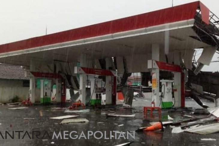 Puting beliung rusak SPBU dan menumbangkan pohon