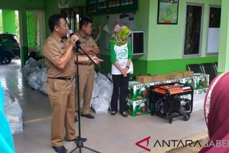 Pemkab Basel bagikan sembako kepada petugas kebersihan