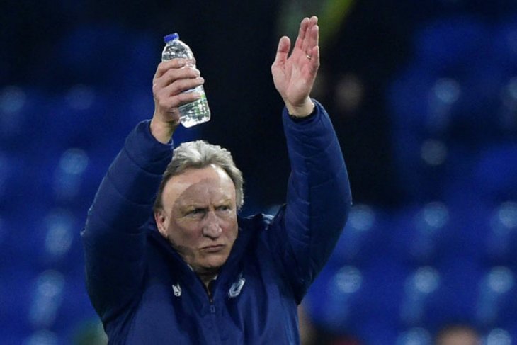 Setelah tiga tahun bersama, Warnock mundur sebagai manajer Cardiff