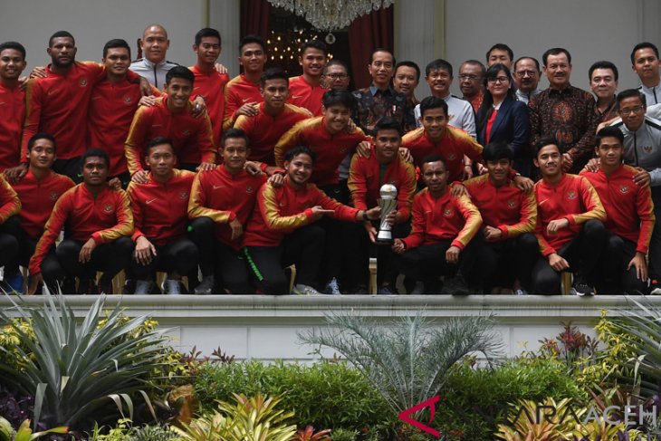 Presiden Jokowi terima Timnas Garuda Muda di Istana