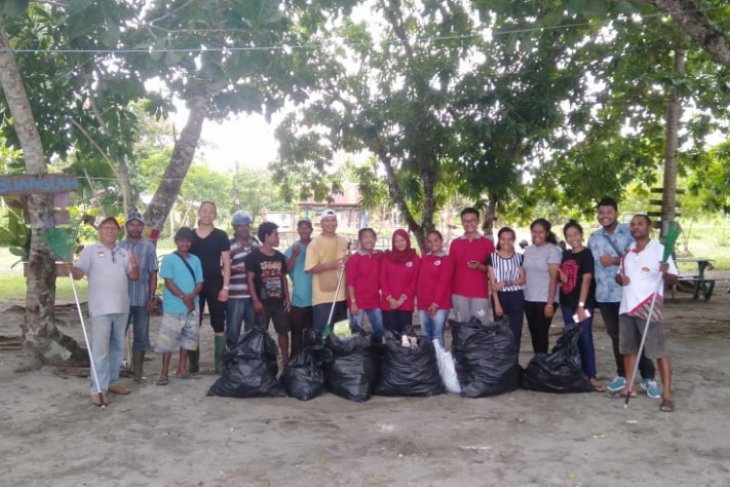HPI Papua Barat Bersihkan Pantai Wisata Petrus Kafiar