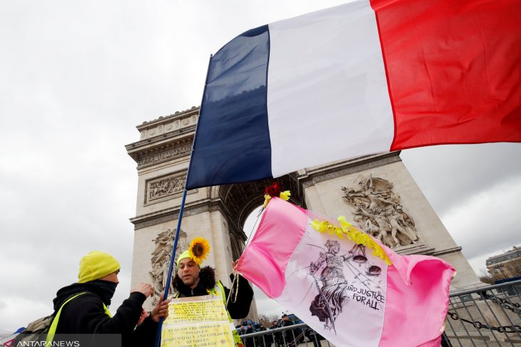 Ratusan orang berpawai di Paris bergabung dengan pemerotes "Rompi Kuning"