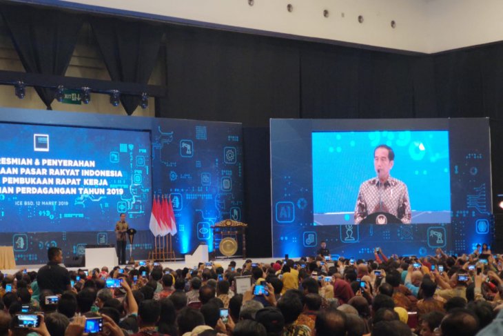 Jokowi calls to develop online networking system for traditional markets