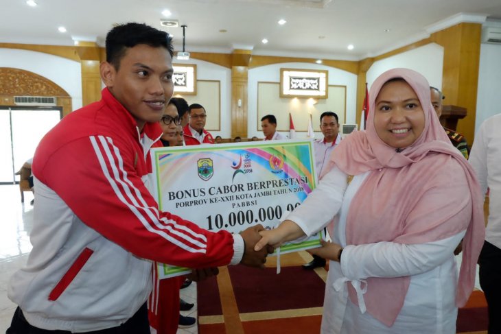 Bupati Muarojambi serahkan bonus atlet berprestasi