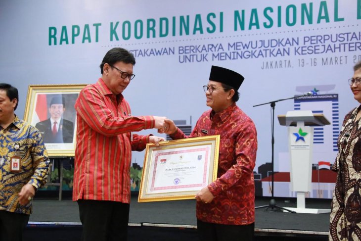 Gubernur Jambi dianugerahi Penghargaan Perpustakan oleh Mendagri