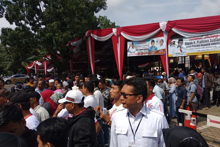 Ribuan warga Jambi tunggu kedatangan Prabowo