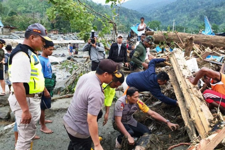 Kapolda Papua pimpin evakuasi korban banjir di Kabupaten Jayapura