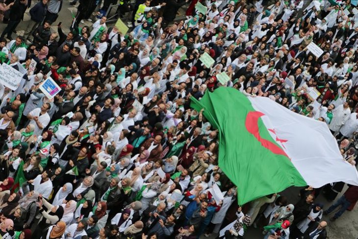 Pengunjuk rasa Aljazair terus tekan Bouteflika