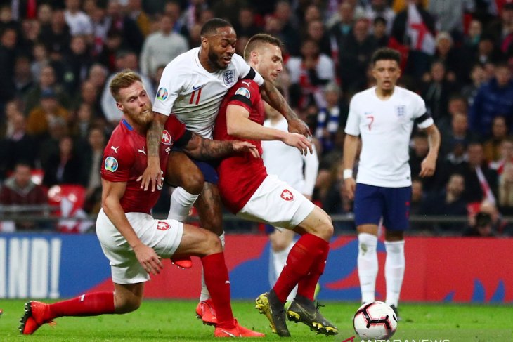 Inggris hajar Ceko 5-0, Sterling cetak trigol