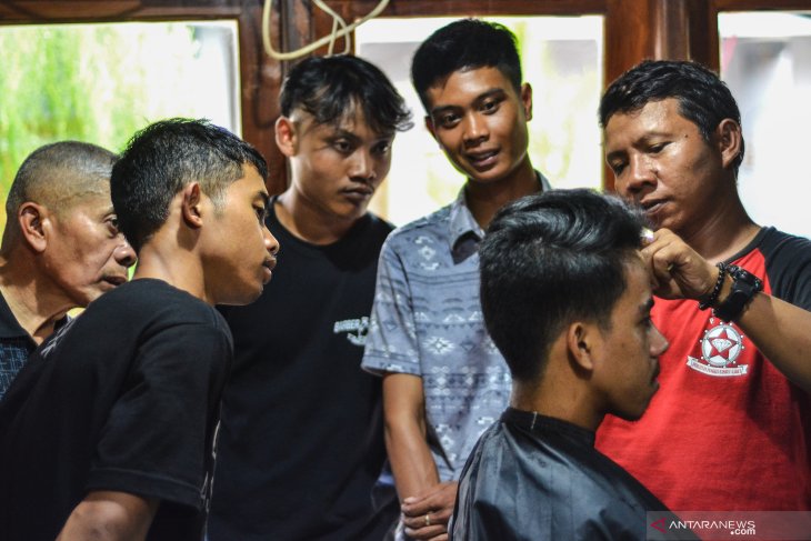 Kompensasi PLN untuk Tukang cukur Garut