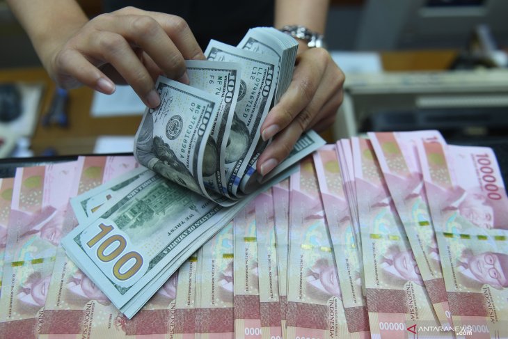 Rupiah melemah 21 poin, dekati angka Rp14.000