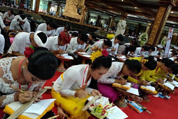 Penyuluh Bahasa Bali di Buleleng temukan Lontar