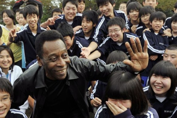 Legenda sepak bola Pele masuk rumah sakit di Paris