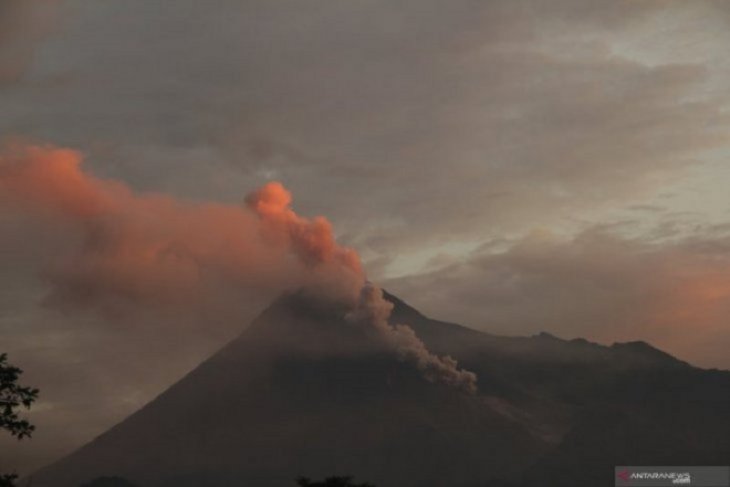 Mount Merapi spews hot cloud on early Sunday
