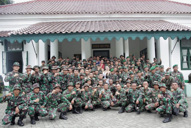100 prajurit perkasa dibalik pembangunan huntara