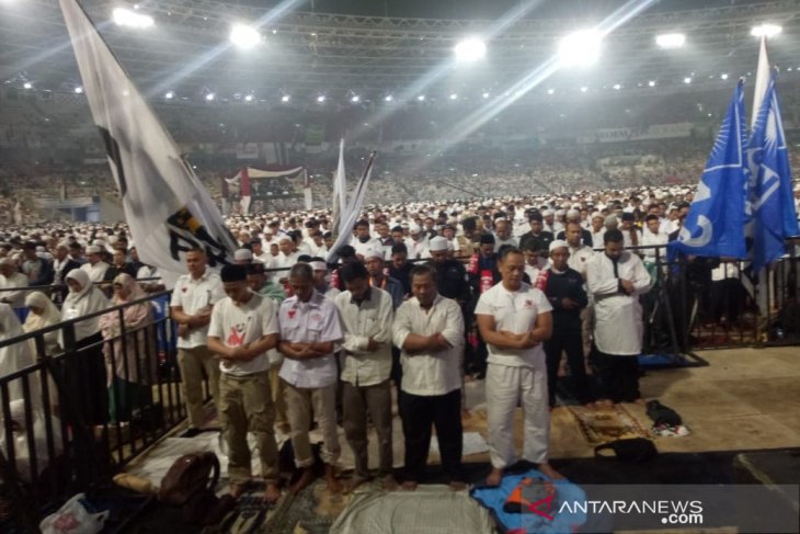 Massa pendukung Prabowo-Sandi salat tahajud di SUGBK