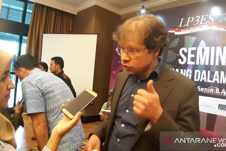 Politik uang rusak tata kelola ekonomi daerah