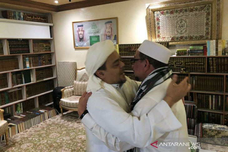 Habib Rizieq dicekal, Mahfud minta suratnya dikirim ke kantornya