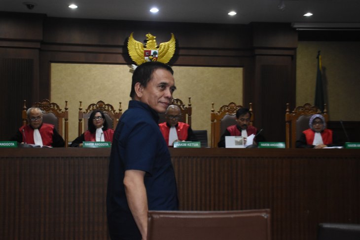 Terbukti terima suap dan gratifikasi Gubernur Aceh Irwandi Yusuf dihukum 8 tahun penjara