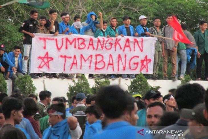 Ribuan mahasiswa pendemo tambang bertahan di kantor Gubernur
