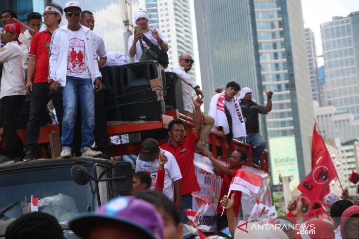 Massa TKN pawai diiringi lagu dangdut