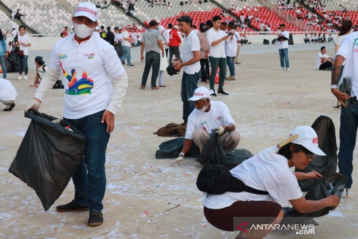 Relawan semut putih bersihkan sampah Konser Putih Bersatu