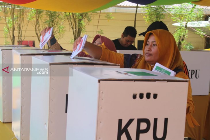 Masyarakat Paser Berbondong-bondong menuju TPS