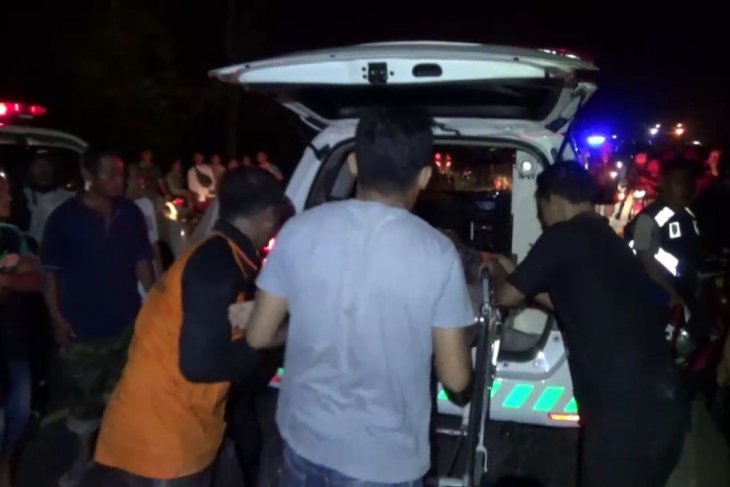 Mobil Avanza tabrak truk semen di Ngawi, dua penumpang tewas