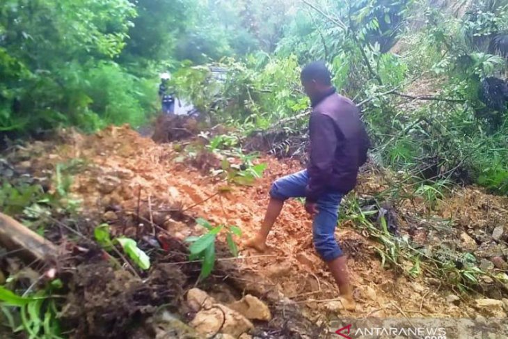 Longsor timbun jalan lintas Meulaboh-Sigli, akses transportasi lumpuh total