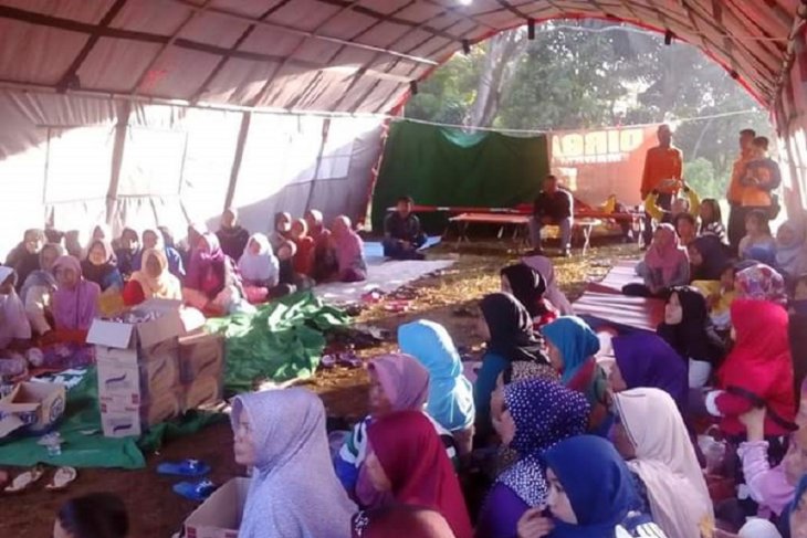 Ratusan warga Gunungbatu mengungsi karena pergeseran tanah