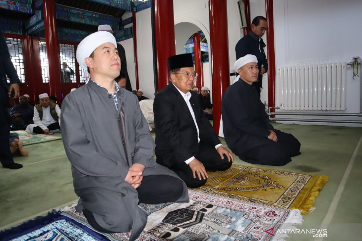 Wapres shalat Jumat di masjid tertua di Beijing