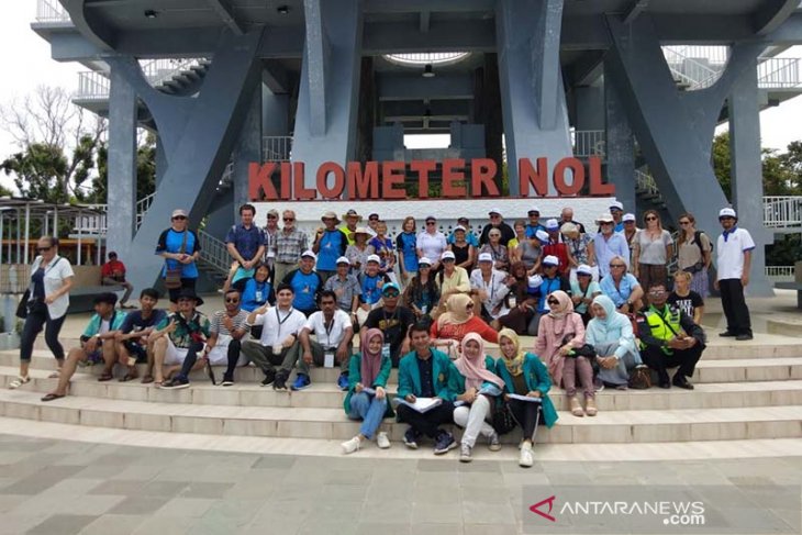 Peserta lapal layar Sabang Marine Festival sambangi Kilometer Nol
