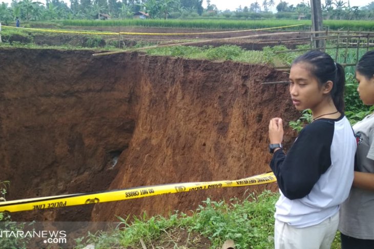 Lubang besar di Kadudampit Sukabumi kian membesar