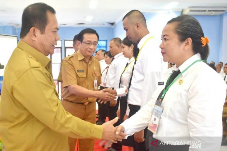Bupati Nias ingatkan ASN tak boleh pindah sebelum 10 tahun kerja