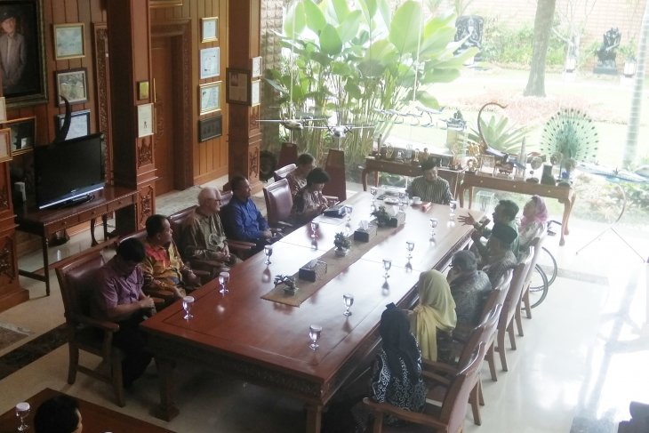 National figures discuss Indonesia's current situation with BJ Habibie