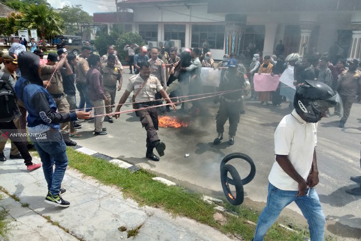 Demo di Sorong, massa sempat lempari Wali Kota sebelum dibubarkan polisi