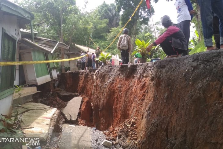 Puluhan rumah rusak berat akibat bencana pergeseran tanah di Sukabumi