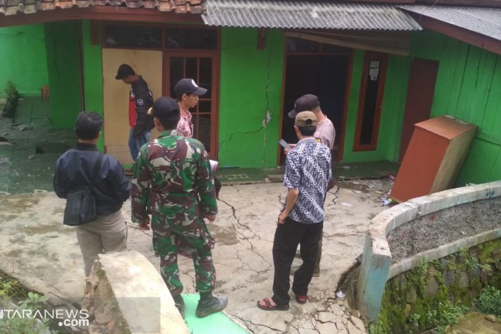 BPBD dan relawan sisir permukiman terdampak pergeseran tanah
