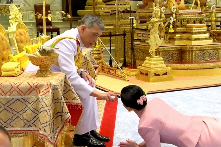Raja Thailand menikah menjelang upacara penobatan