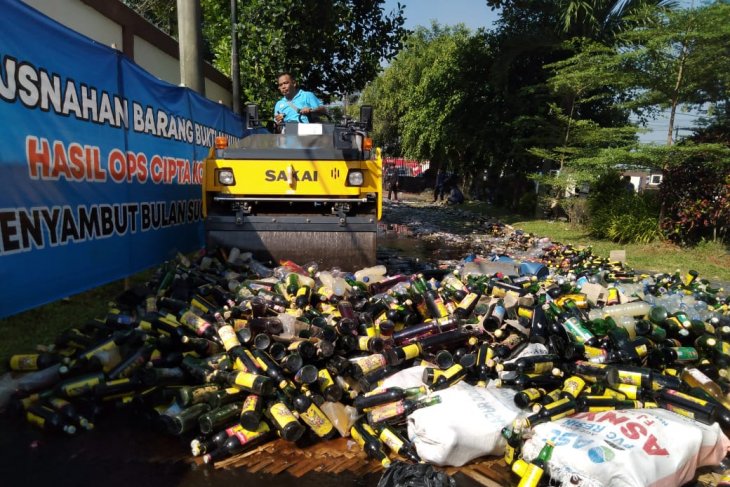 Ribuan botol minuman keras sitaan Polres Karawang dimusnahkan