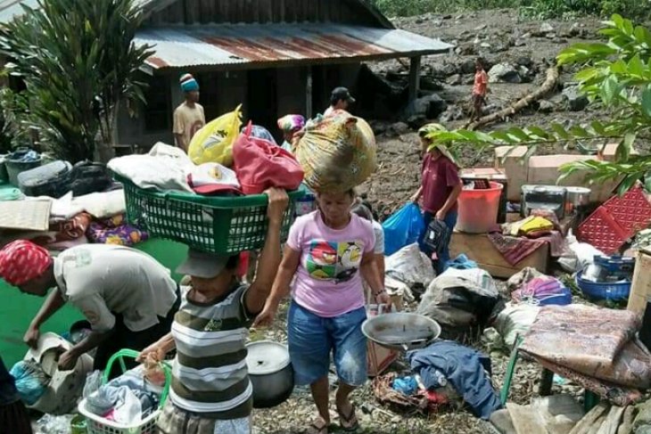 Samosir dilanda hujan badai es, satu orang tewas