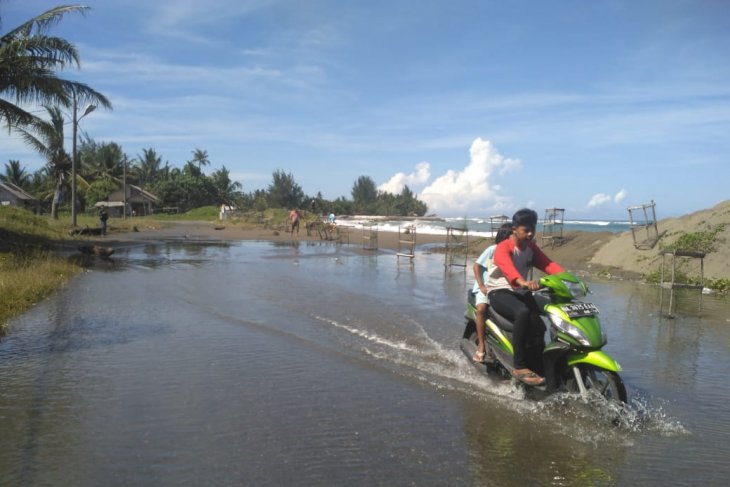 Gelombang pasang rendam rumah warga Aceh Barat